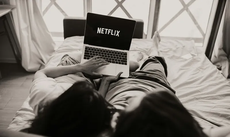 Kino z dreszczykiem: Najlepsze seriale kryminalne na Netflix dla fanów zagadek