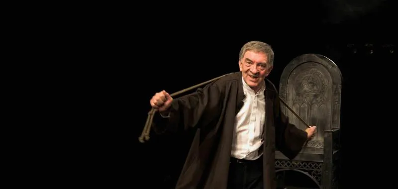 Emocje i techniki w monodramie: sztuka dla jednego aktora w pełnej krasie