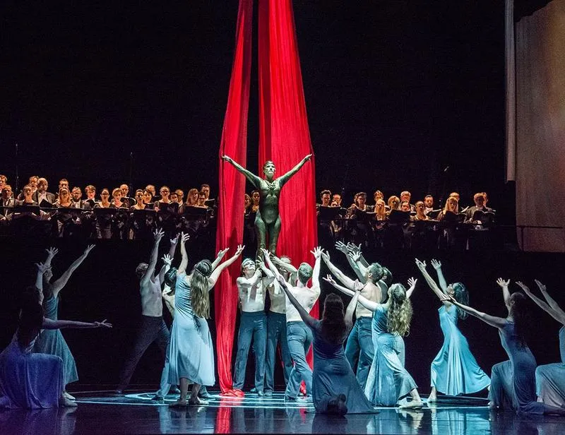 Magiczne chwile Carmina Burana w filmach – odkryj kultowe sceny muzyczne