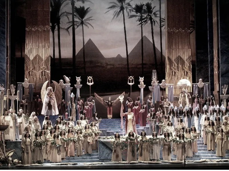 Odkryj dramatyczną historię miłości i lojalności w operze Aida