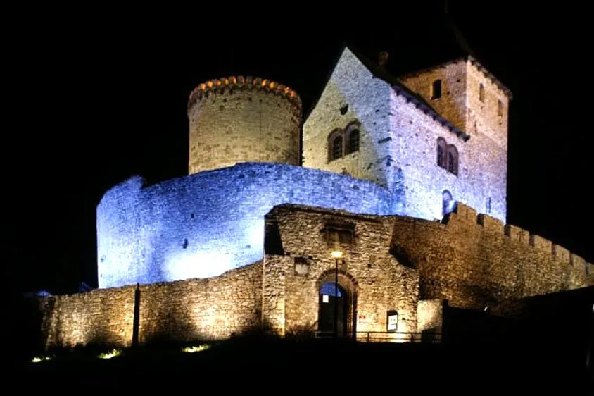 Zamek obronny i jego znaczenie w historii architektury militarnej